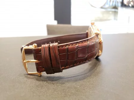 IWCの金無垢時計は、高級感があり、上品な1本となっております