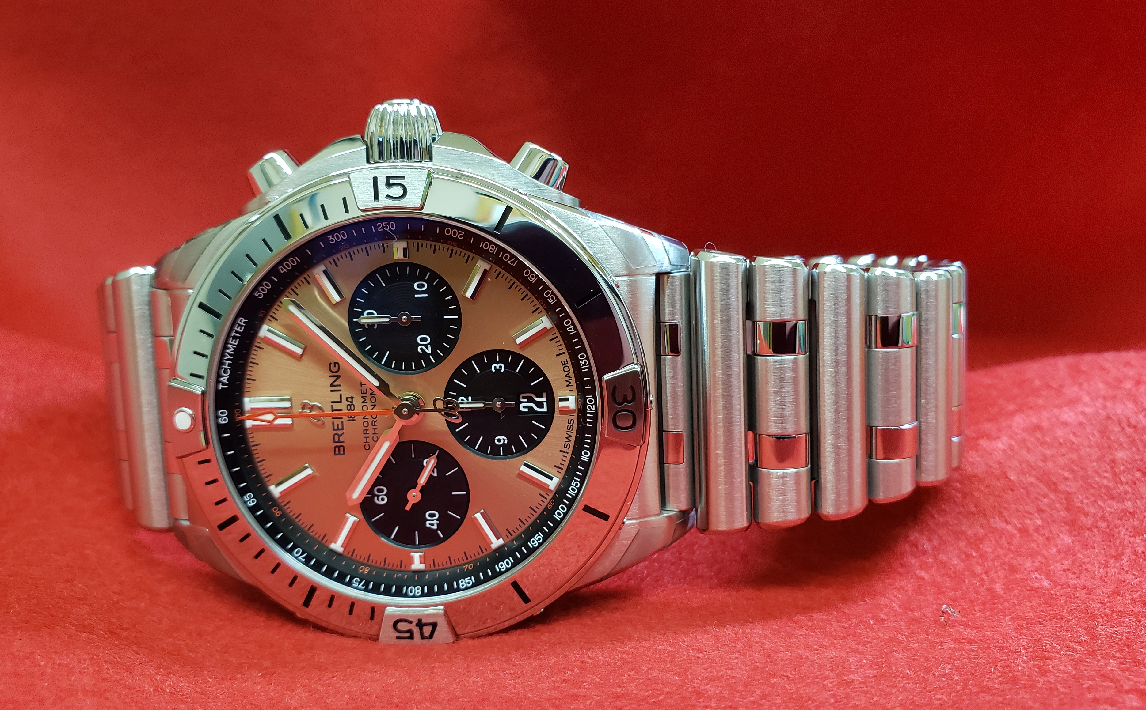 珍しいカラーが目を引く、新作クロノマット！ルーローブレスレットは