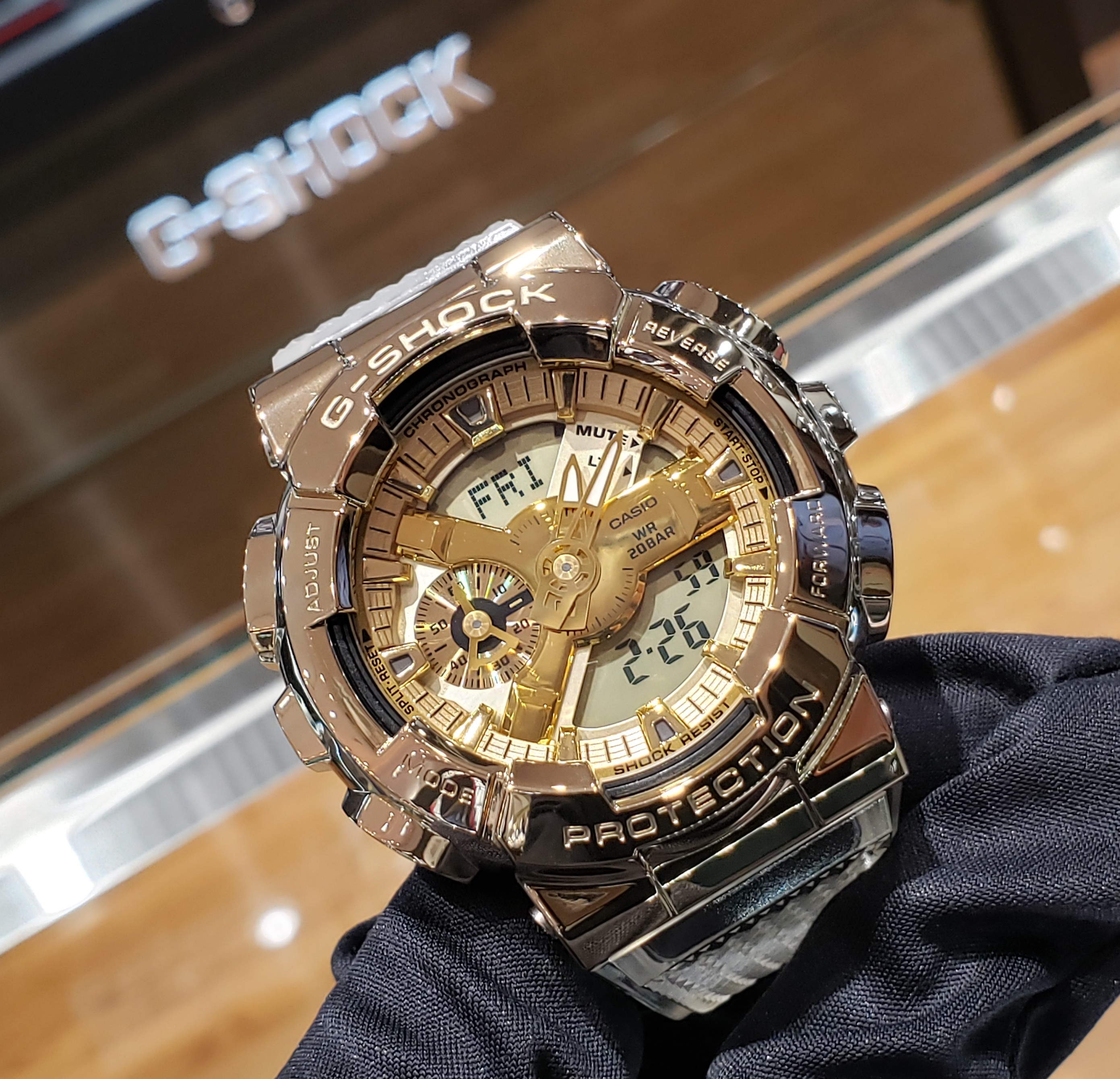 一際目立つ、ゴールドのG-SHOCKもあります！|スタッフブログ|小林時計