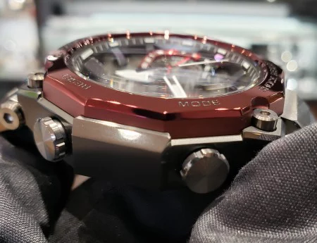 スーツスタイルにも合わせやすくなった、ボルドーカラーを取り入れたMT