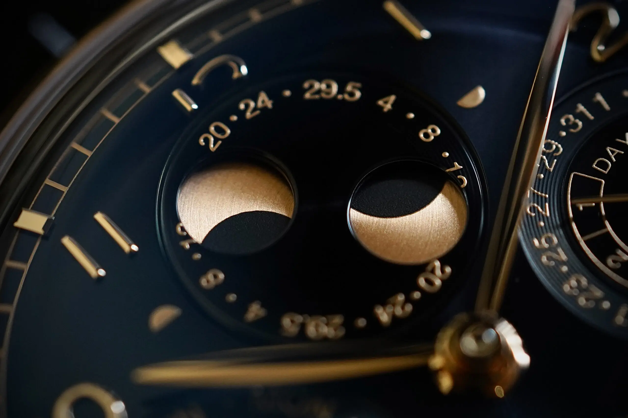 ブラック×ゴールドの荘厳なIWCに酔いしれるポルトギーゼ