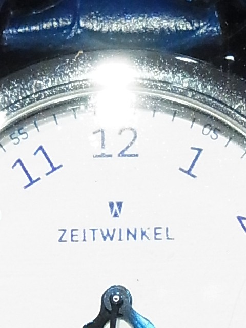 純白のエナメル文字盤と青焼きされた針が美しい