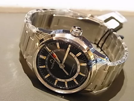 ノルケイン フリーダム60 GMT（ステンレスケース・ブレスレット仕様