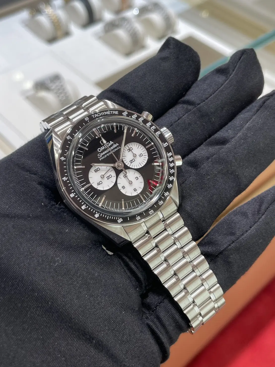 新作の！オメガ スピードマスター ブラックホワイトが入荷しました
