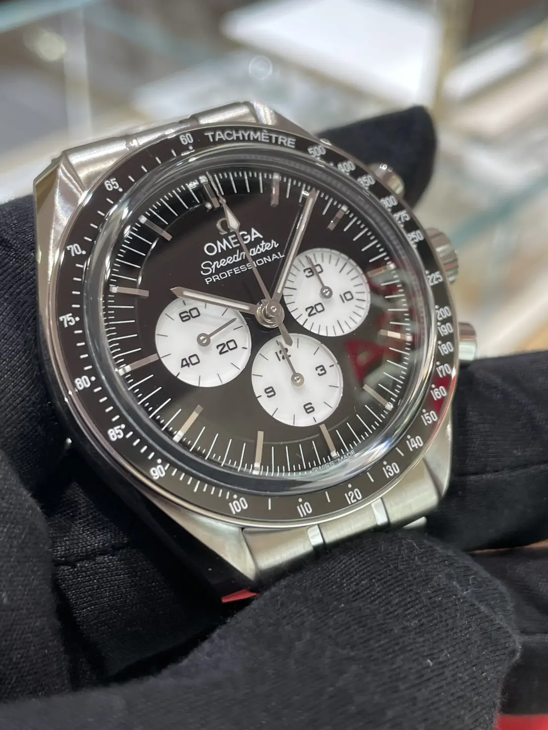 新作の！オメガ スピードマスター ブラックホワイトが入荷しました
