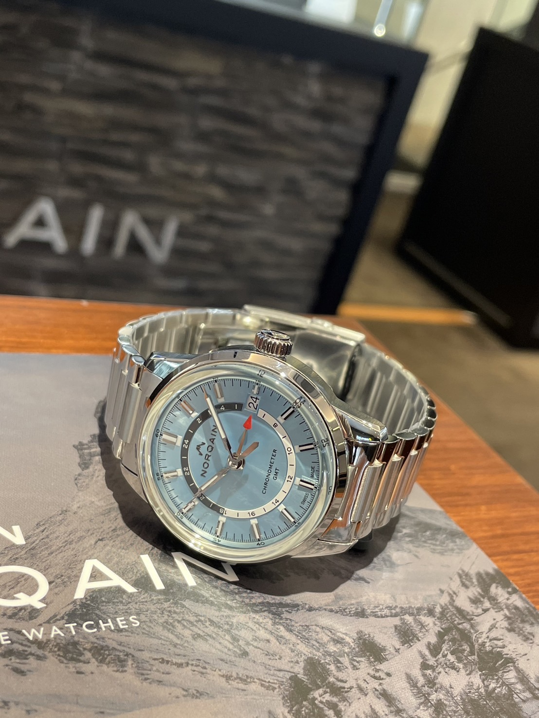 ノルケイン「フリーダム60 GMT」にアイスブルー文字盤の新作を