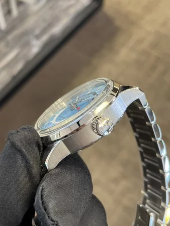 爽やかなアイスブルーが目を引く ノルケイン フリーダム60 GMT