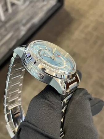 【値下げ】【極美品】ノルケイン フリーダム60 GMT アイスブルー ノルケイン「フリーダム60 GMT」にアイスブルー文字盤の新作を