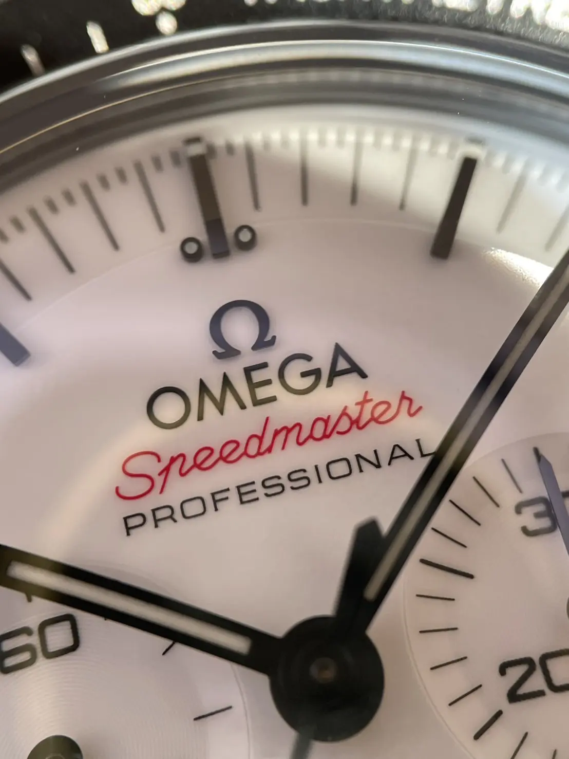純白な白のムーンウォッチはいかが？オメガ スピードマスター