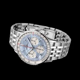 アイスブルーのマザーオブパールの文字盤を持つ、ナビタイマーB01