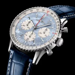 アイスブルーのマザーオブパールの文字盤を持つ、ナビタイマーB01