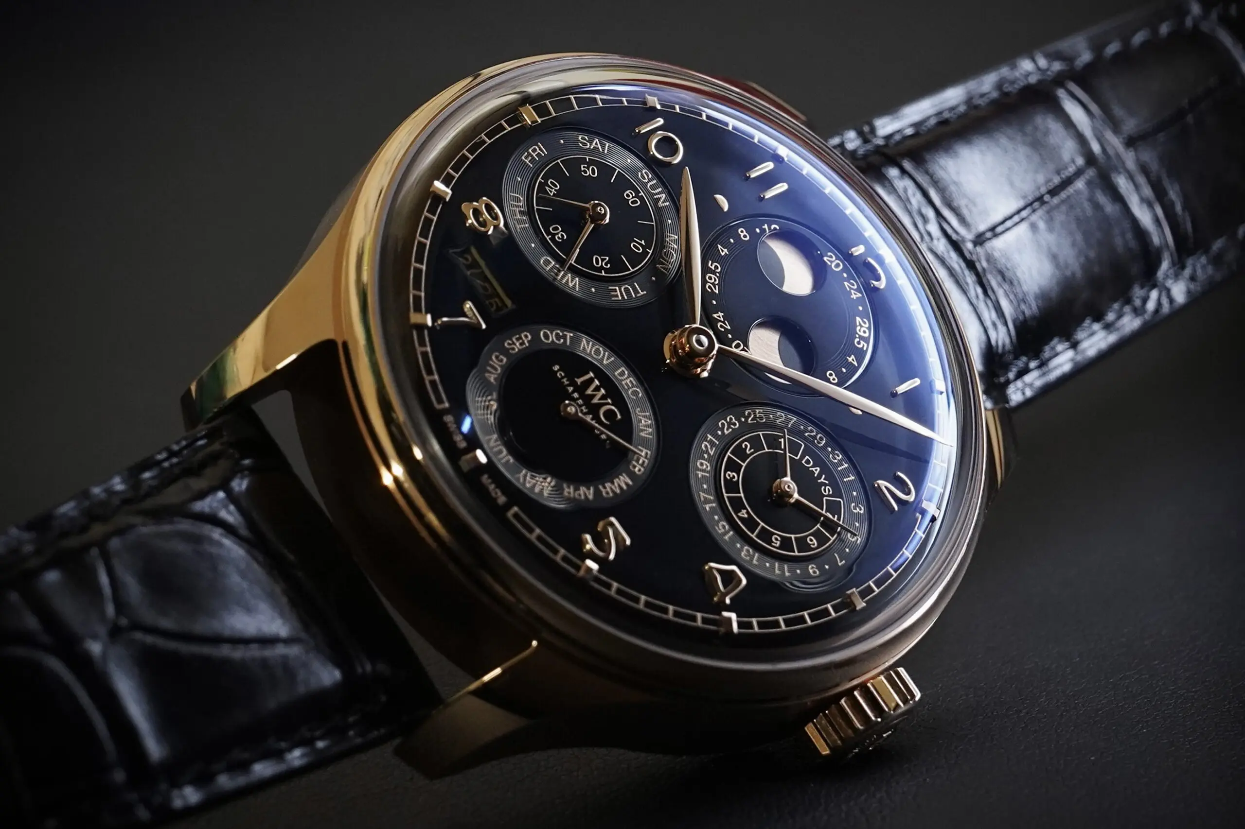 ブラック×ゴールドの荘厳なIWCに酔いしれるポルトギーゼ